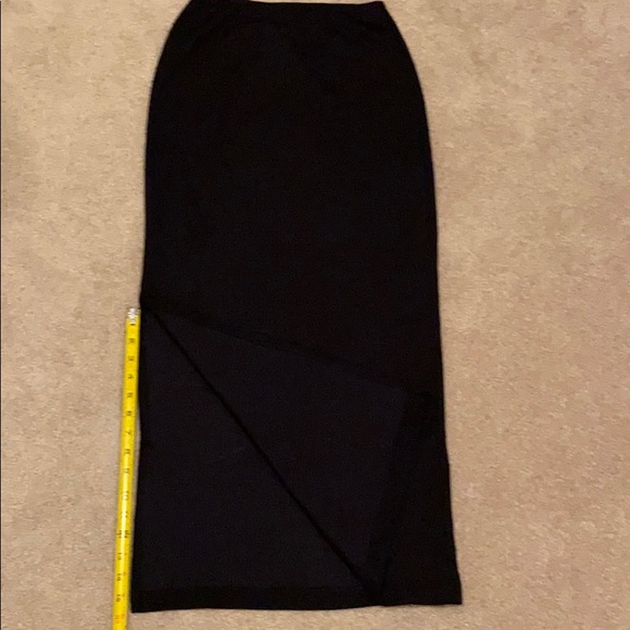 Long black stretchy skirt left side slit - Picture 6 of 9